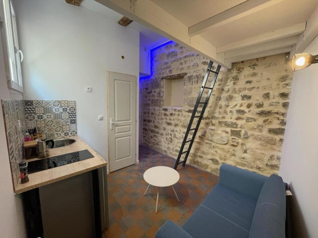 Studette Avec Le Charme De L'ancien Appartement *